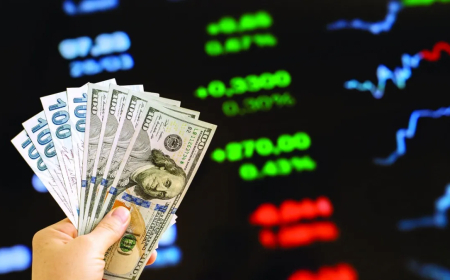 الدولار يقترب من أدنى مستوياته منذ 2022 وسط ترقّب لقرار الفائدة الأمريكي