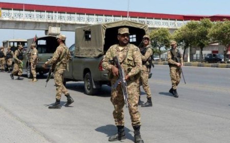 الجيش الباكستاني يقتل 30 مسلّحًا على الحدود مع أفغانستان بعد هجوم دامٍ