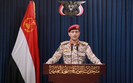 القوات المسلحة اليمنية تستهدف سفينة في خليج عدن بصاروخ مجنح