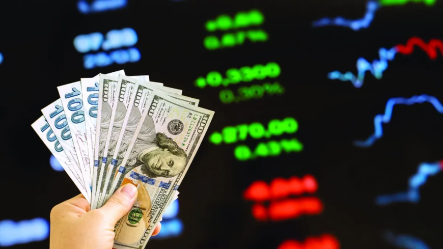 الدولار يقترب من أدنى مستوياته منذ 2022 وسط ترقّب لقرار الفائدة الأمريكي
