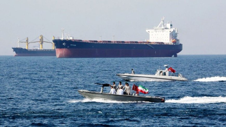 إيران تحتجز ناقلة نفط أجنبية في خليج عمان