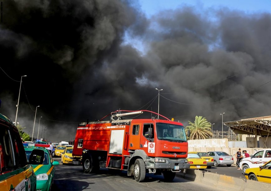إخماد حريق اندلع داخل بناية تجارية  في منطقة الطالبية ببغداد