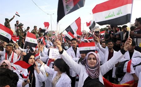 الخريجون الطبيون يتظاهرون في بغداد للمطالبة بالتعيين وتطبيق قانون 2000