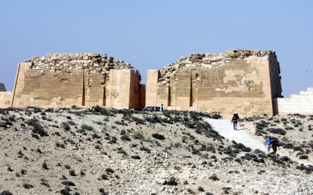 مصر.. اكتشاف نفق وتمثال يقربان العلماء من مقبرة كليوباترا الغامضة