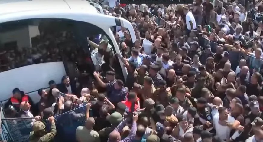 عشرات الأسرى الفلسطينيين يصلون رام الله بعد الإفراج عنهم ضمن صفقة التبادل مع حماس