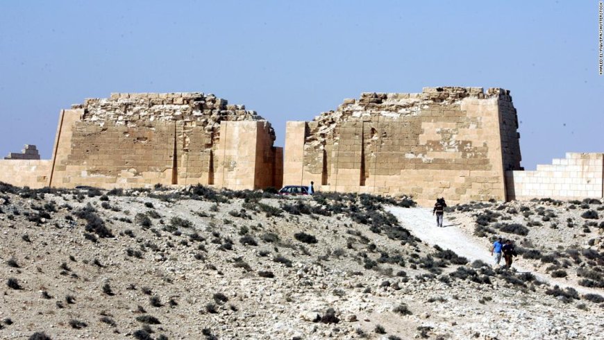 مصر.. اكتشاف نفق وتمثال يقربان العلماء من مقبرة كليوباترا الغامضة