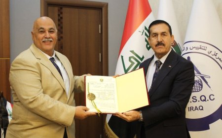 رئيس الجهاز المركزي للتقييس والسيطرة النوعية يسلم شهادة براءة اختراع في المجال الطبي