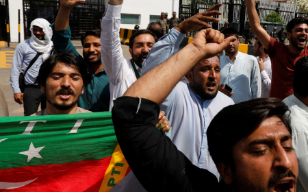 احتجاجات تعصف بالشارع الباكستاني حول مصير عمران خان