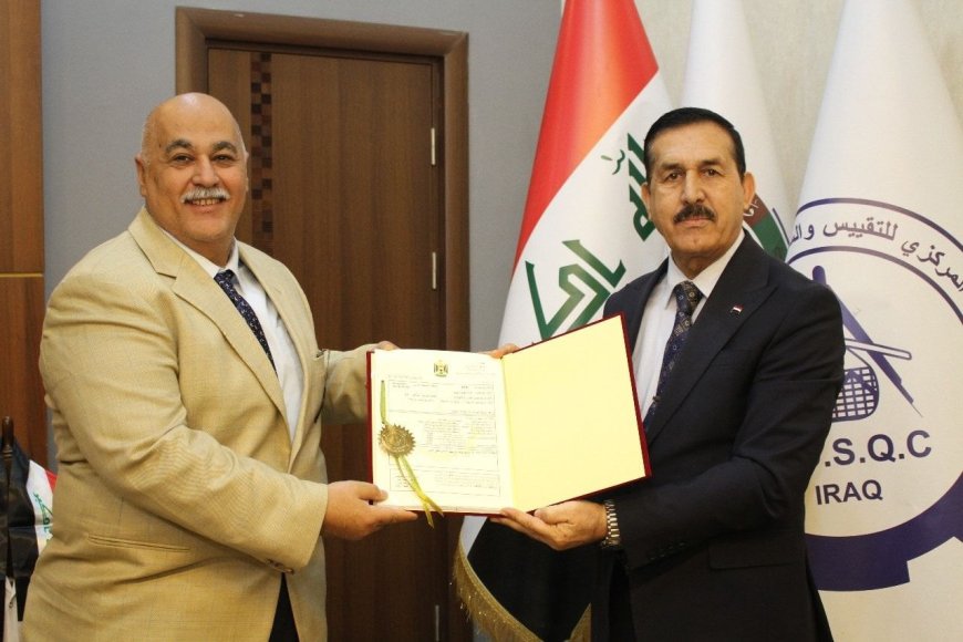 رئيس الجهاز المركزي للتقييس والسيطرة النوعية يسلم شهادة براءة اختراع في المجال الطبي