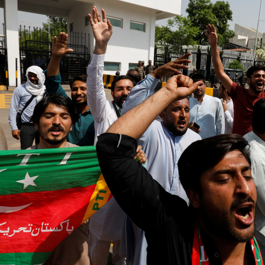 احتجاجات تعصف بالشارع الباكستاني حول مصير عمران خان