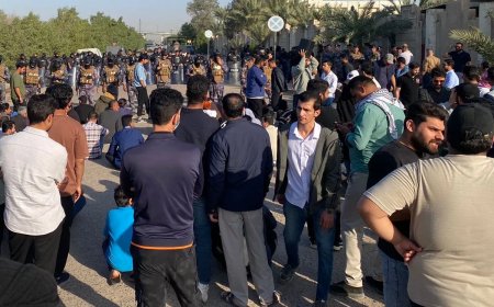 احتجاجات أمام نفط البصرة… عمال مشروع FCC يطالبون بالتثبيت ويتهمون الشركات بتهميش الكوادر المحلية