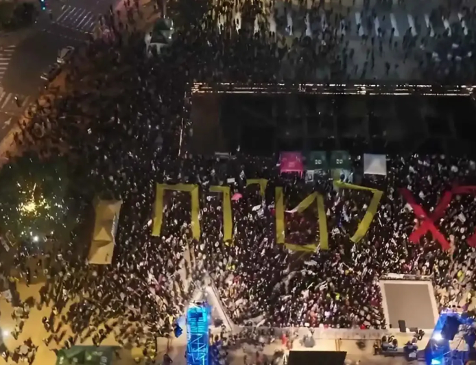 احتجاجات ليلية تهز إسرائيل.. مطالب بلجنة تحقيق واعتداء بسائل حارق في بئر السبع