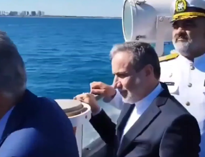 عراقجي على متن سفينة حربية… رسالة هادئة بعد زيارة أميركية لحاملة طائرات