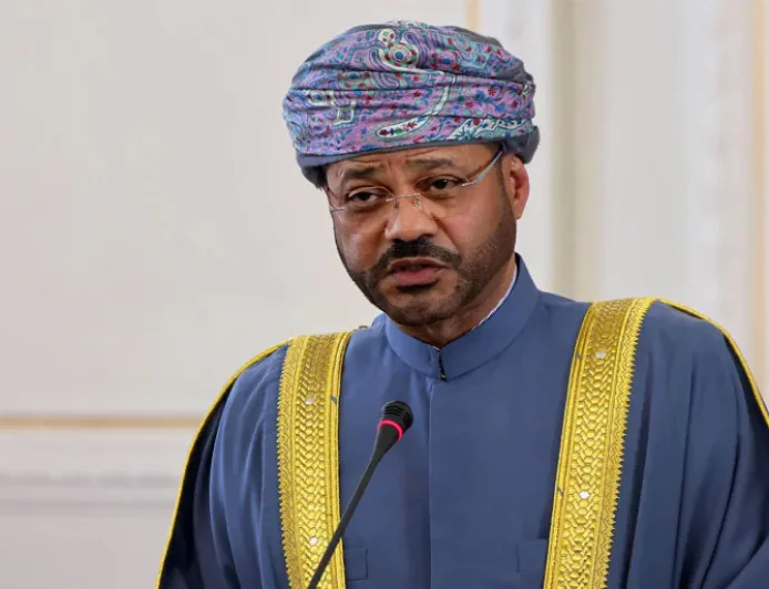 على أصدقاء أمريكا أن يساعدوها للخروج من حرب غير مشروعة