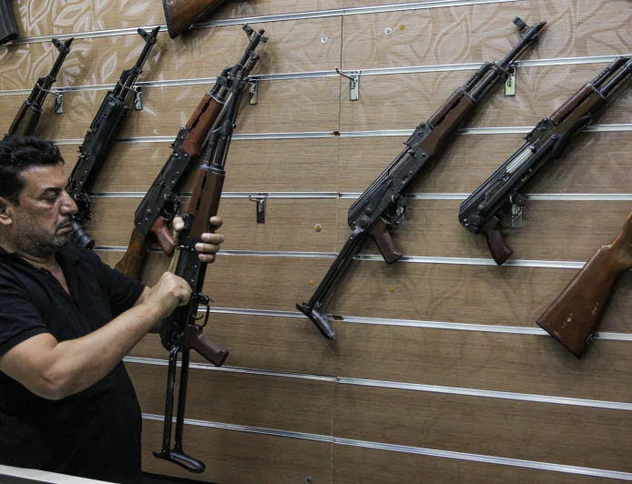 وسط التوترات الأمنية.. سوق السلاح في العراق يشهد ارتفاعاً غير مسبوق